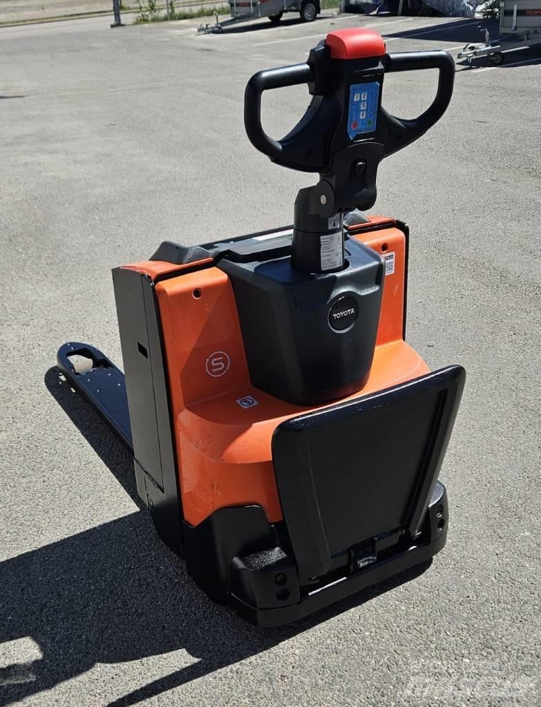 Toyota LWE 200 Meerij pallettruck met platform
