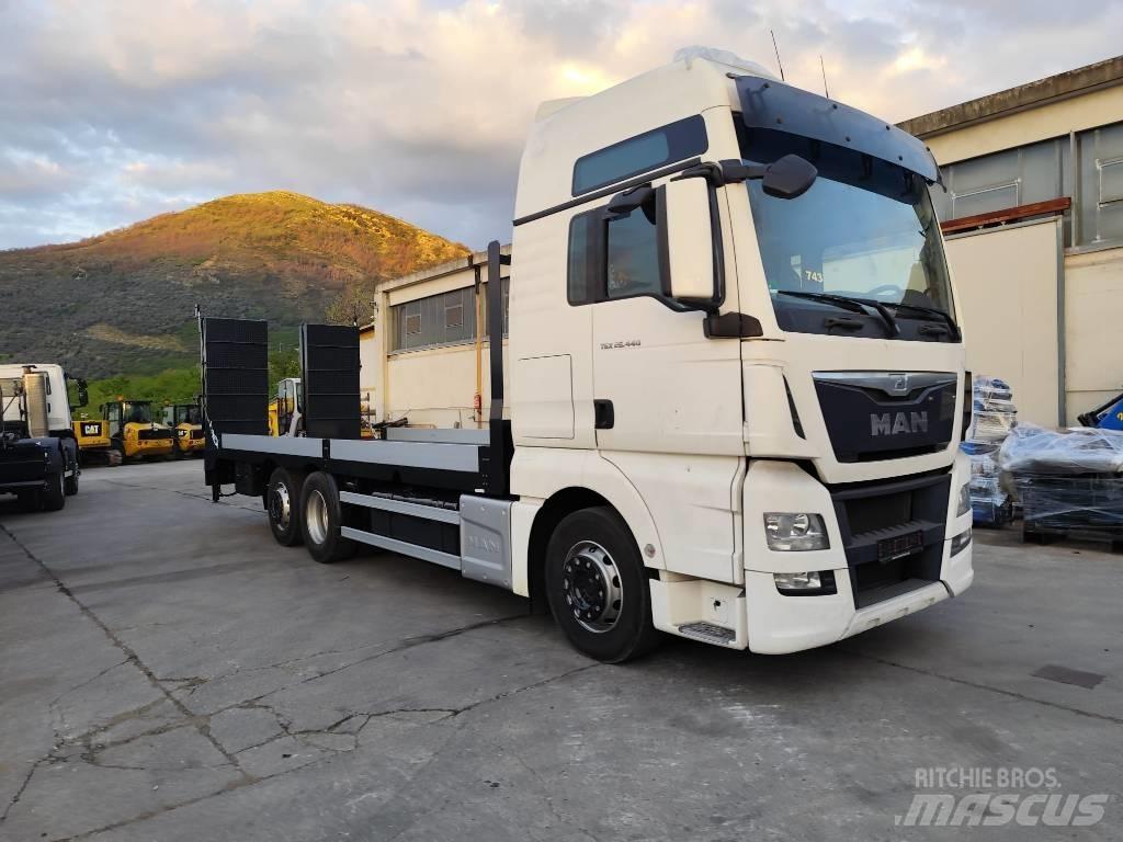 MAN TGX 26.440 Vrachtwagen met vlakke laadvloer en lier