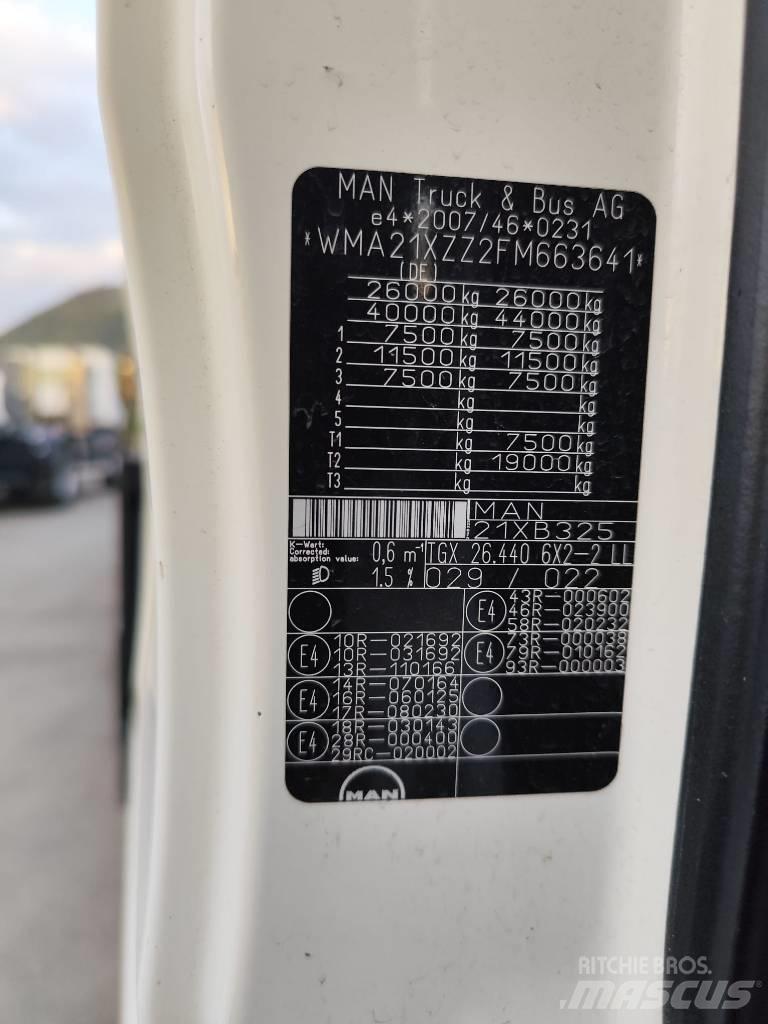 MAN TGX 26.440 Vrachtwagen met vlakke laadvloer en lier