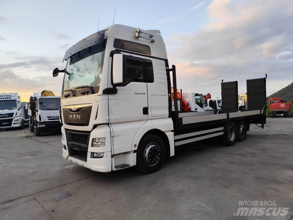 MAN TGX 26.440 Vrachtwagen met vlakke laadvloer en lier