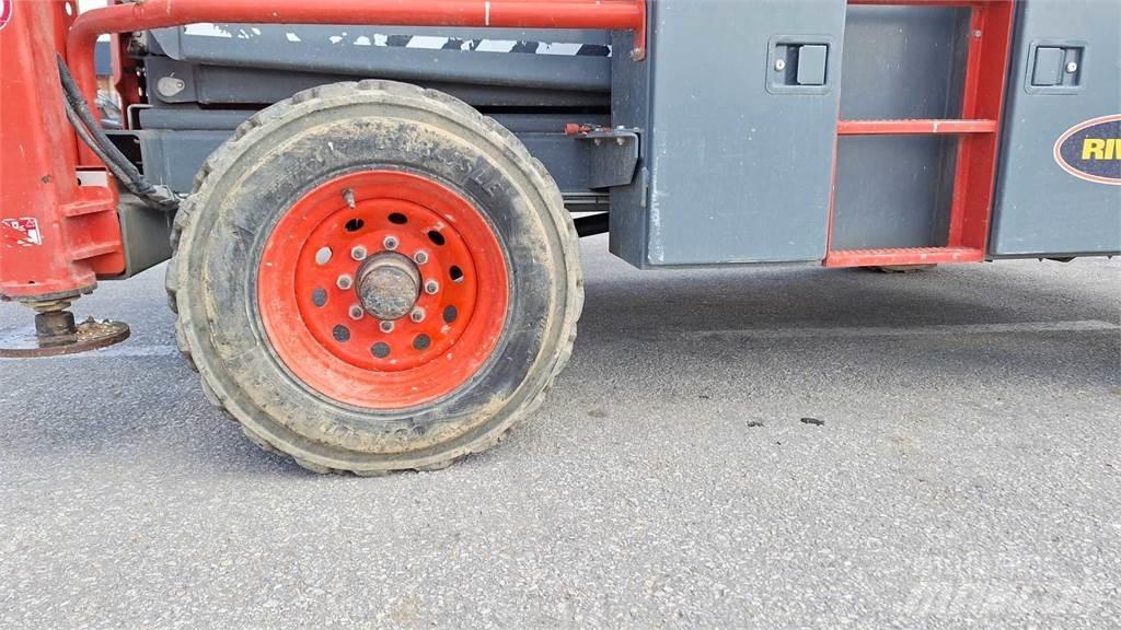 SkyJack 8841RT Schaarhoogwerkers