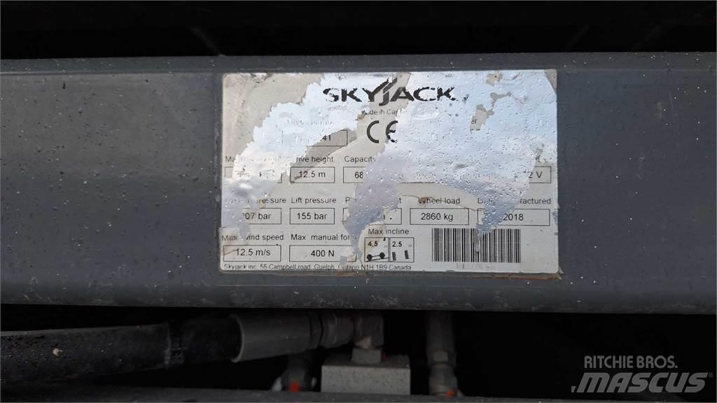 SkyJack 8841RT Schaarhoogwerkers