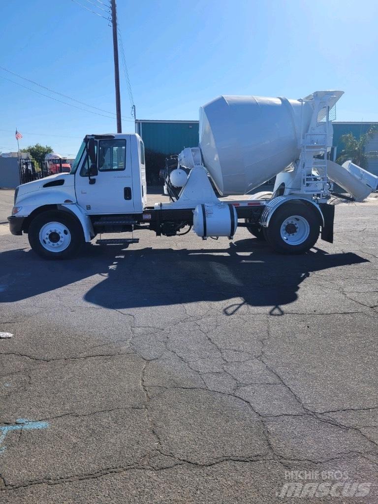 International 4300 Platte bakwagens