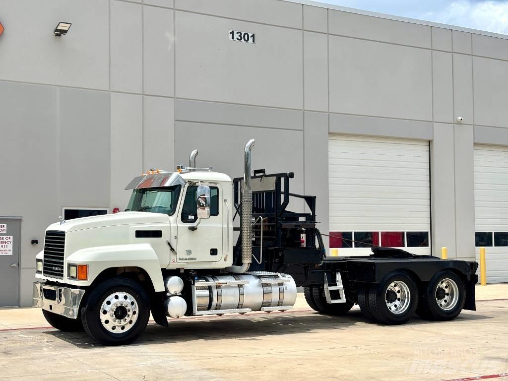 Mack CHU 613 Sleepwagens