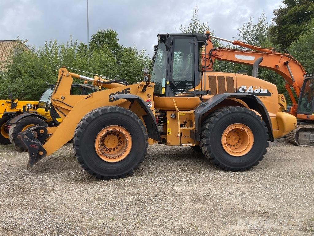 CASE 821 E Wielladers