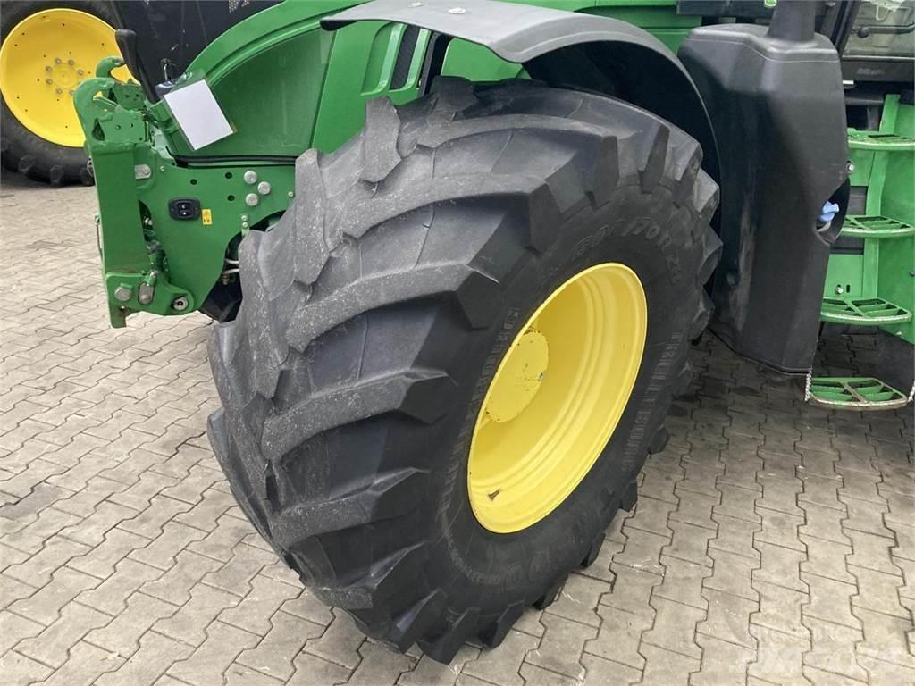 John Deere 6215R Tractoren