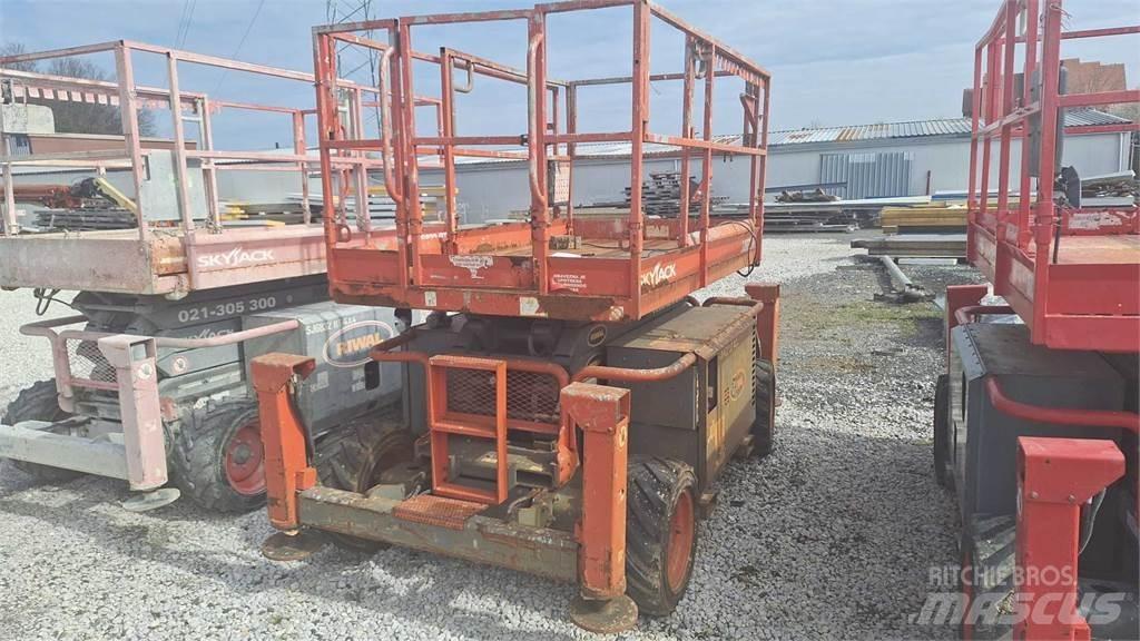 SkyJack SJ6832RTE Schaarhoogwerkers