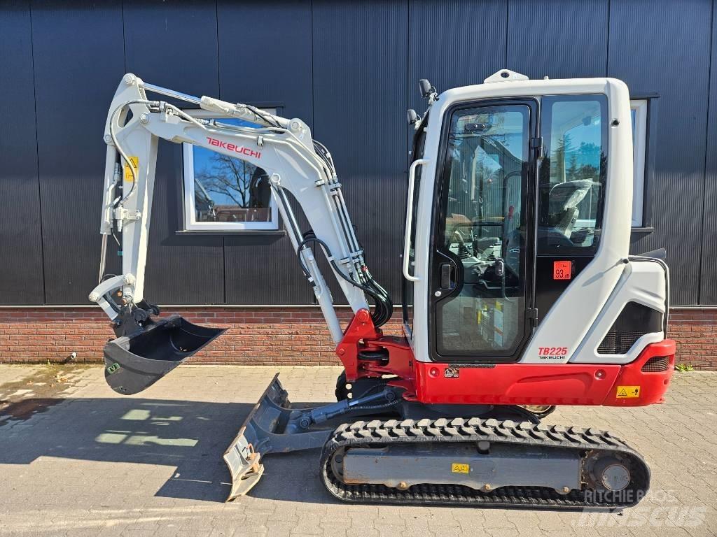 Takeuchi TB 225 Minigraafmachines < 7t
