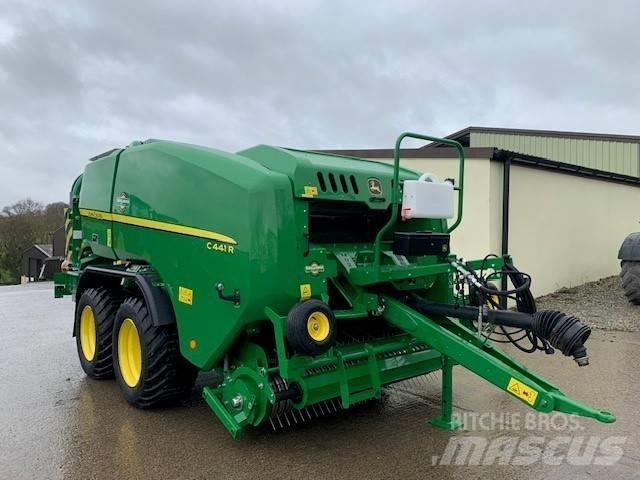 John Deere C441 R Ronde-balenpersen