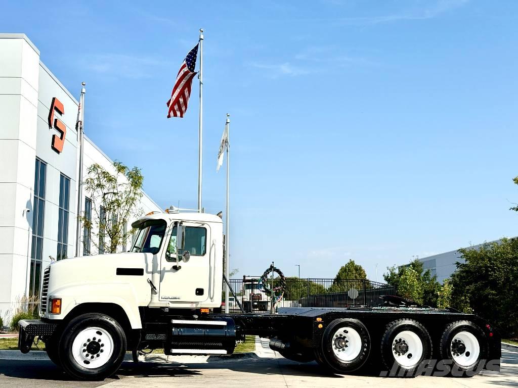 Mack CHU 613 Trekkers