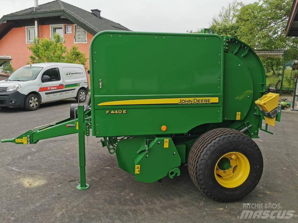 John Deere F440E Ronde-balenpersen