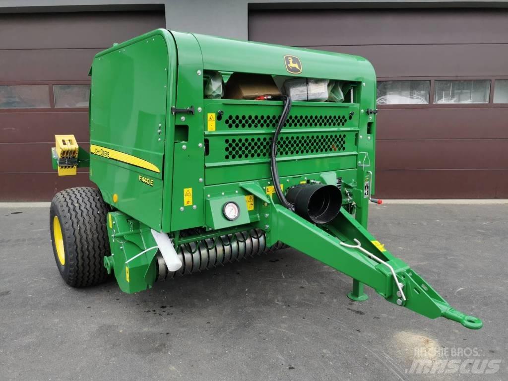 John Deere F440E Ronde-balenpersen