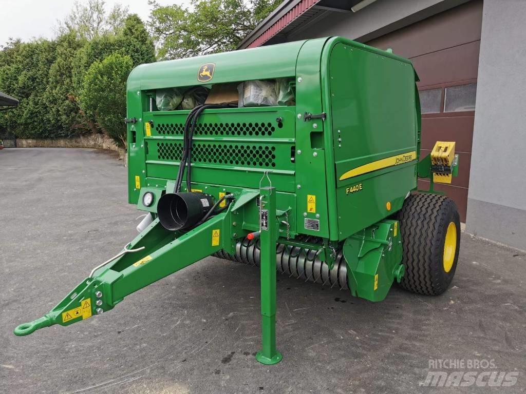 John Deere F440E Ronde-balenpersen