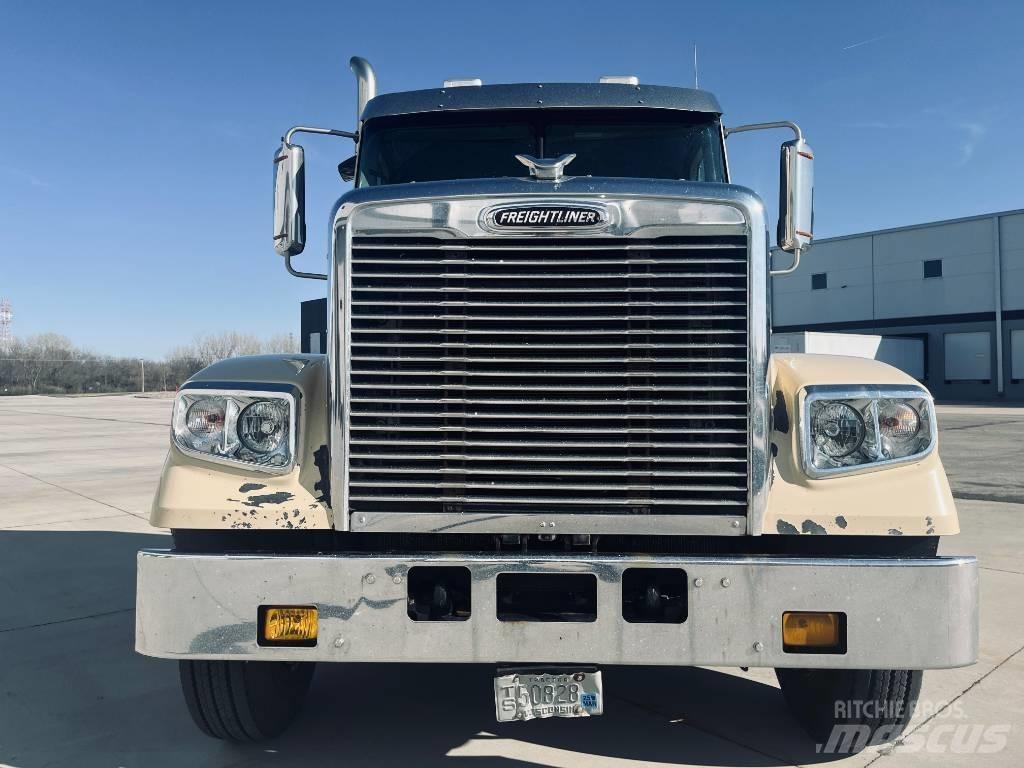 Freightliner 122 SD Trekkers