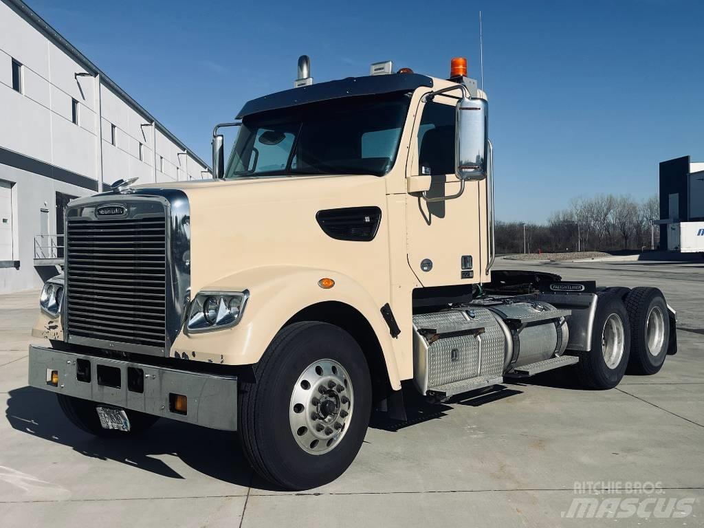 Freightliner 122 SD Trekkers