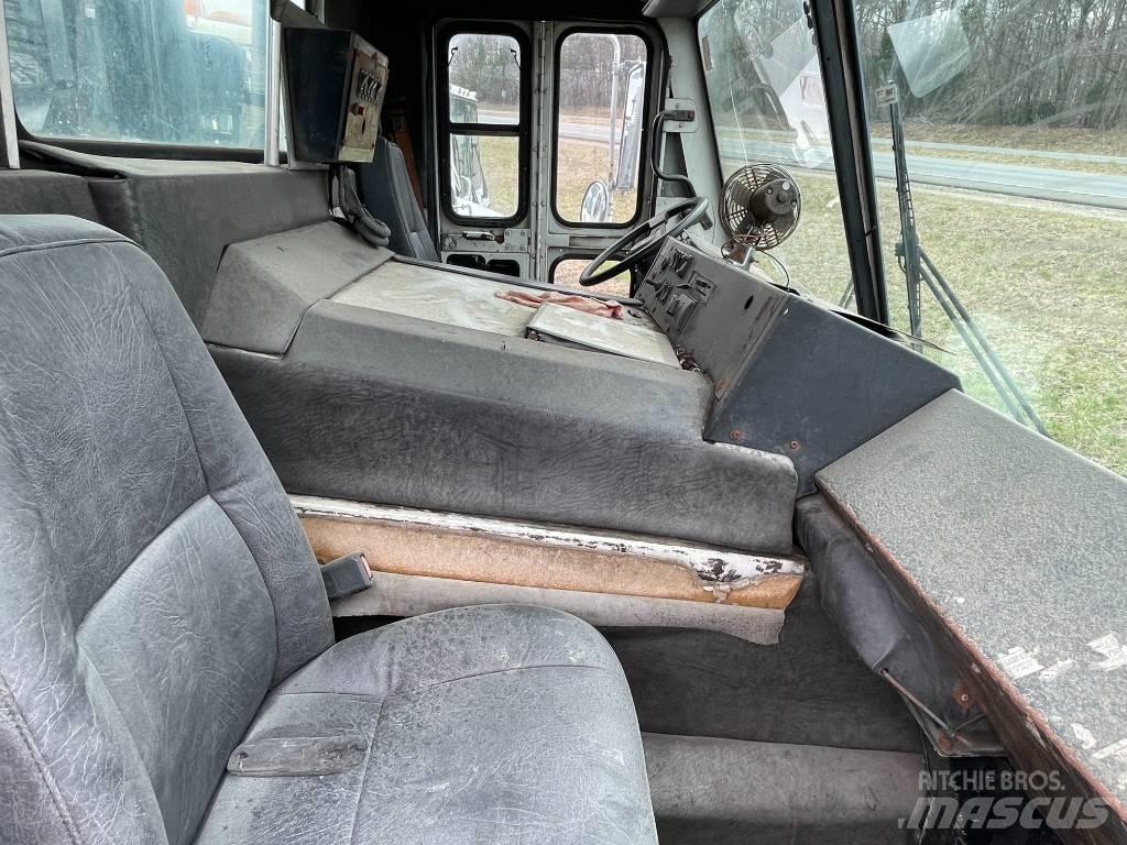 Mack LEU613 Chassis met cabine