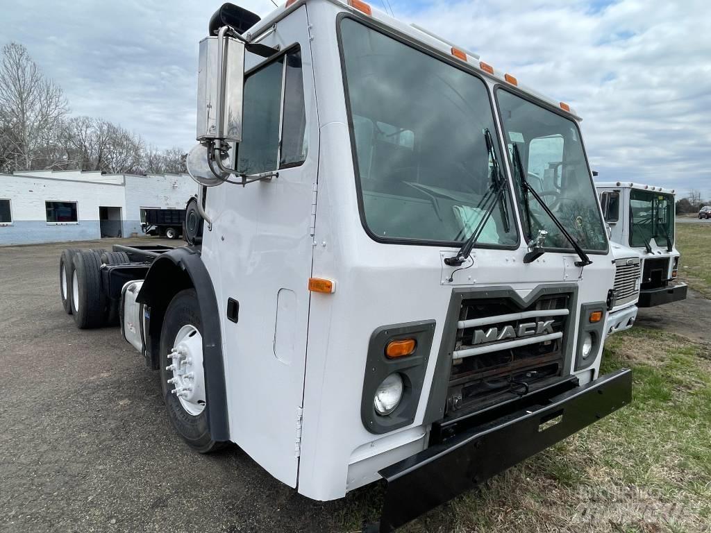 Mack LEU613 Chassis met cabine