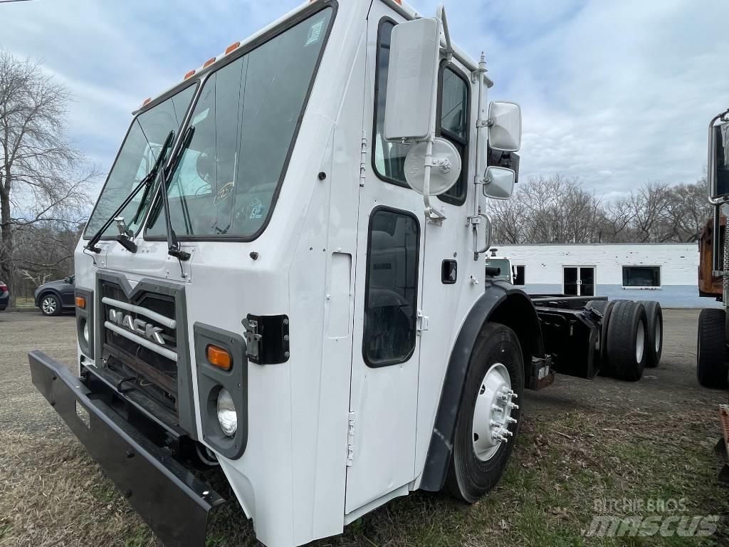 Mack LEU613 Chassis met cabine