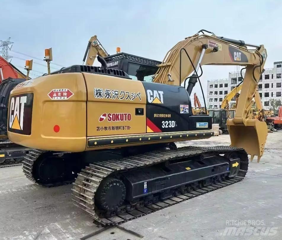CAT 323 Rupsgraafmachines
