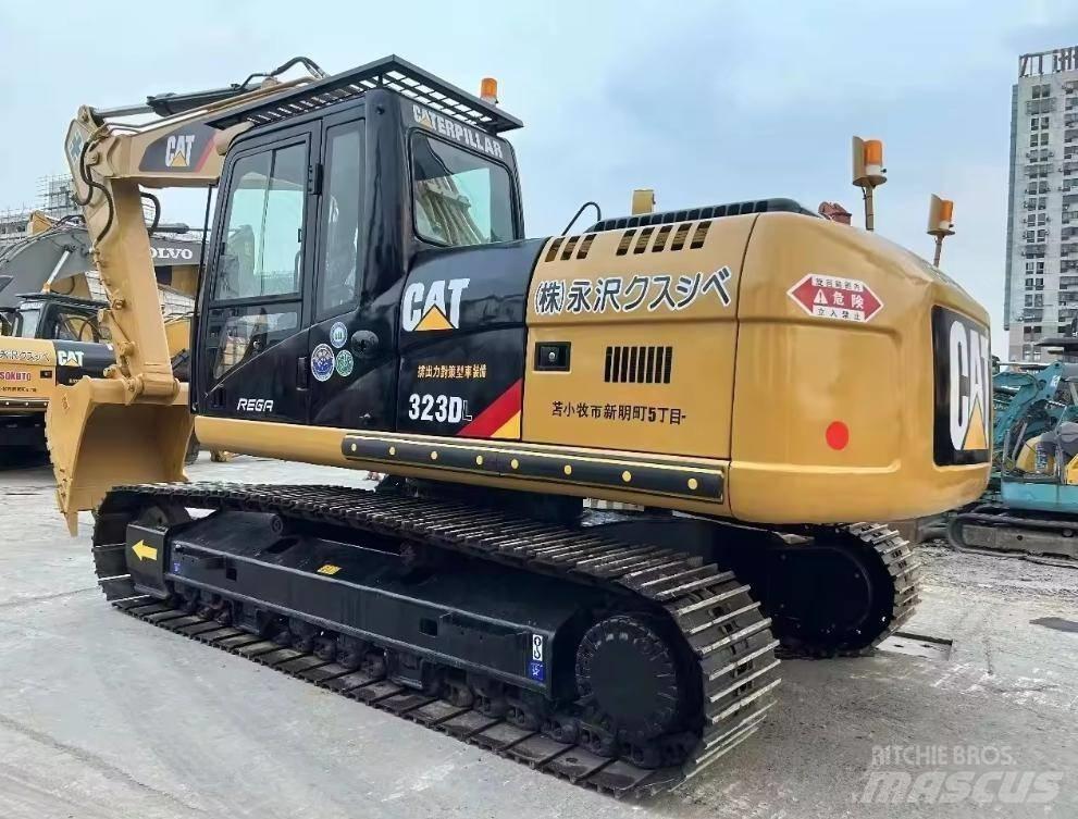 CAT 323 Rupsgraafmachines