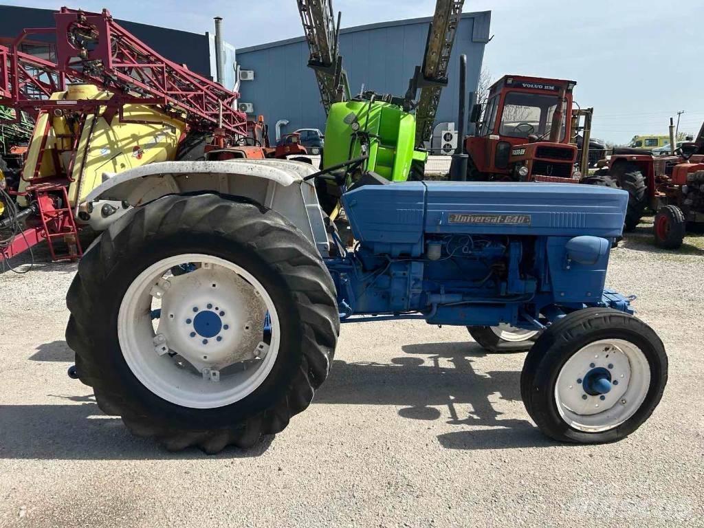 Universal 640 Tractoren