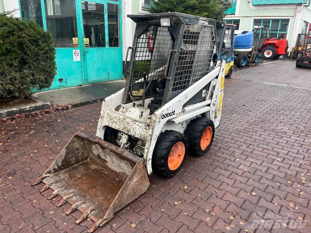 Bobcat 443      V-4129 Voorladers en gravers