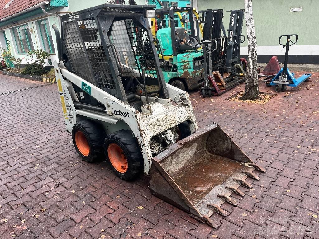 Bobcat 443      V-4129 Voorladers en gravers