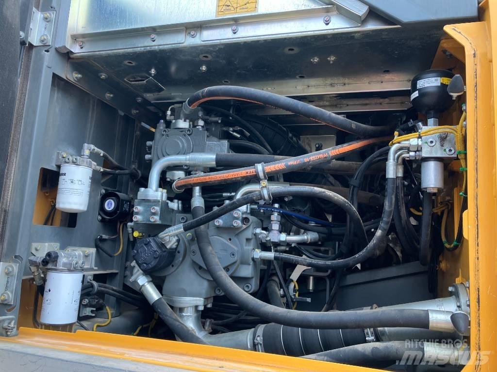 Liebherr R 945 Rupsgraafmachines