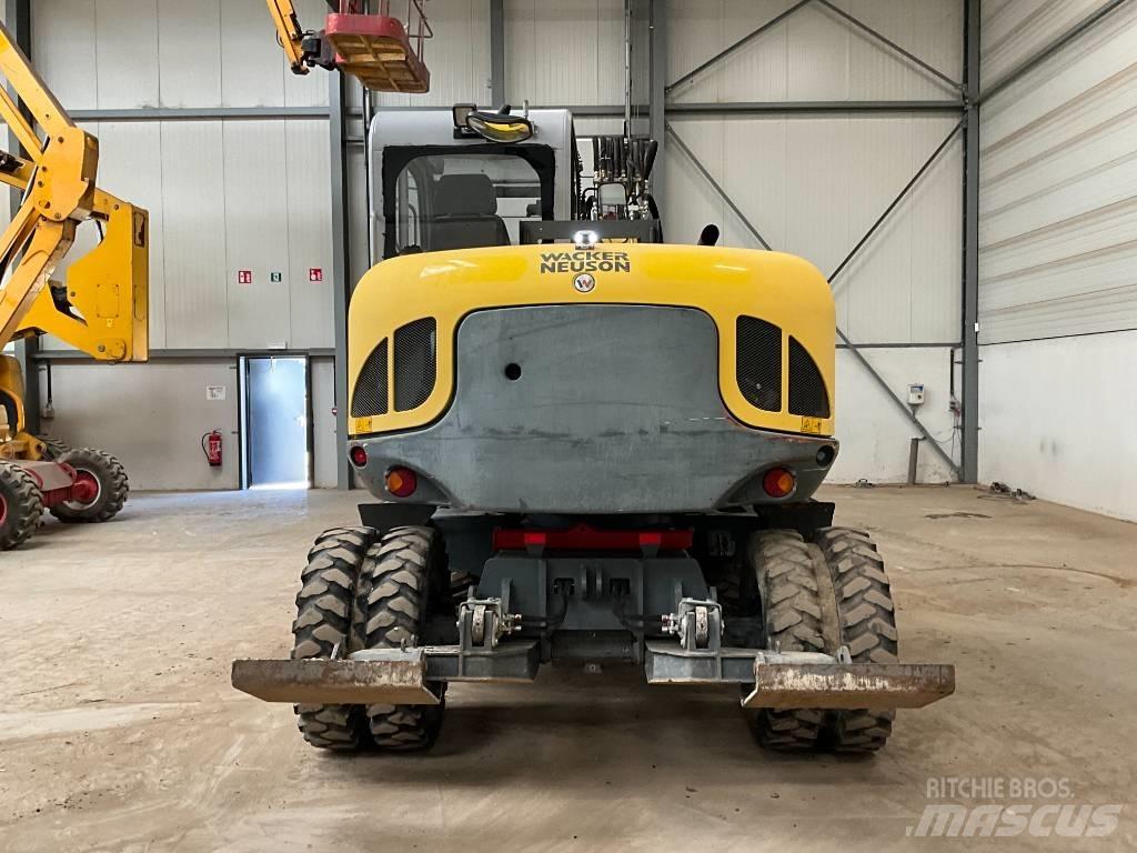Neuson EW 100 Wielgraafmachines