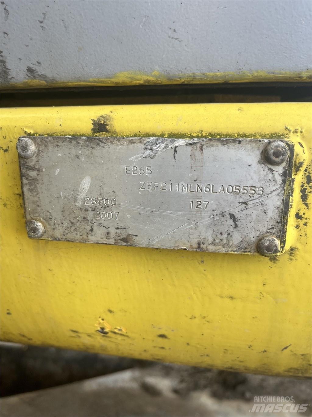 New Holland E 265 B Rupsgraafmachines