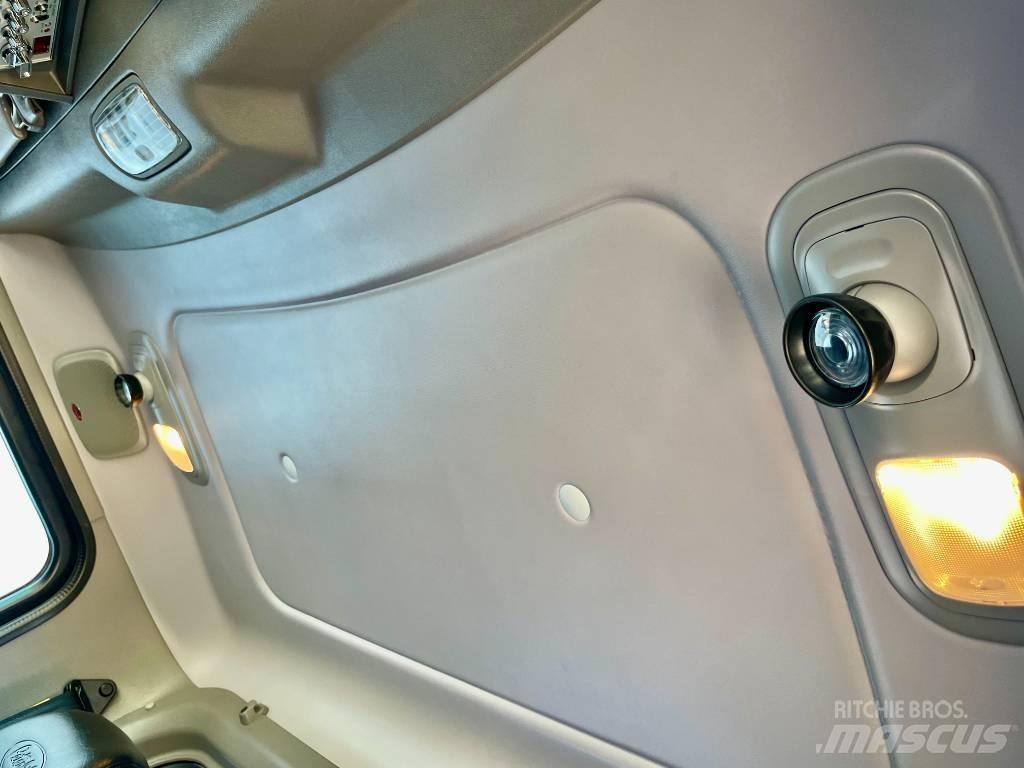 Peterbilt 389 Trekkers