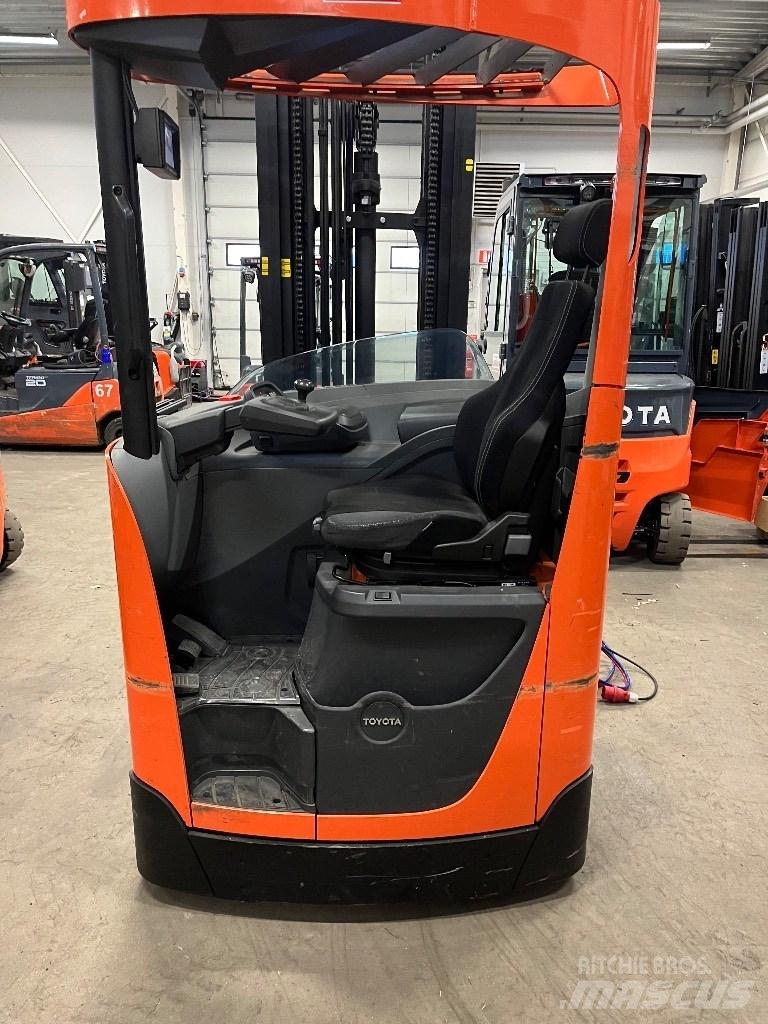 Toyota RRE160H Reachtruck voor hoog niveau