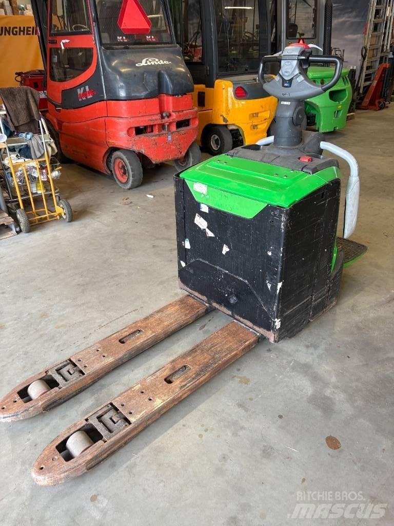 Cesab P322 Meerij pallettruck met platform