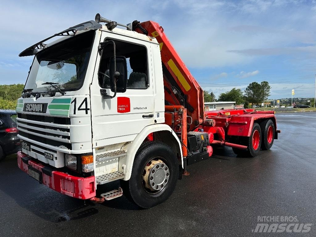 Scania P 93 M Vlakke laadvloer met kraan