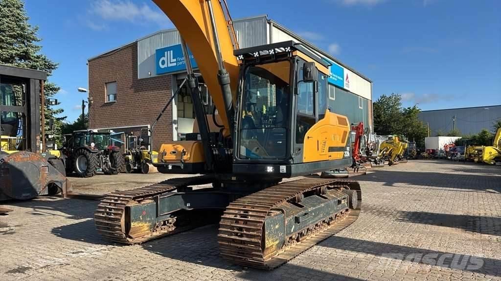 Hyundai HX220L Speciale Graafmachines