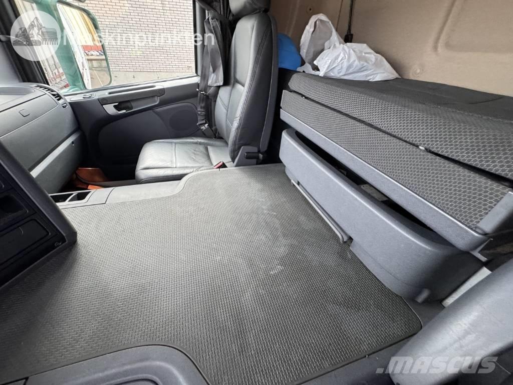 Scania P 320 Bakwagens met gesloten opbouw