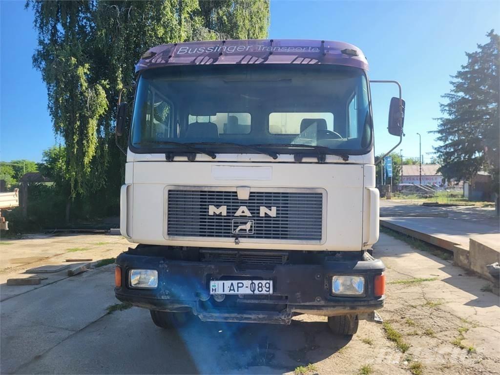 MAN 32.342 8X4 Chassis met cabine