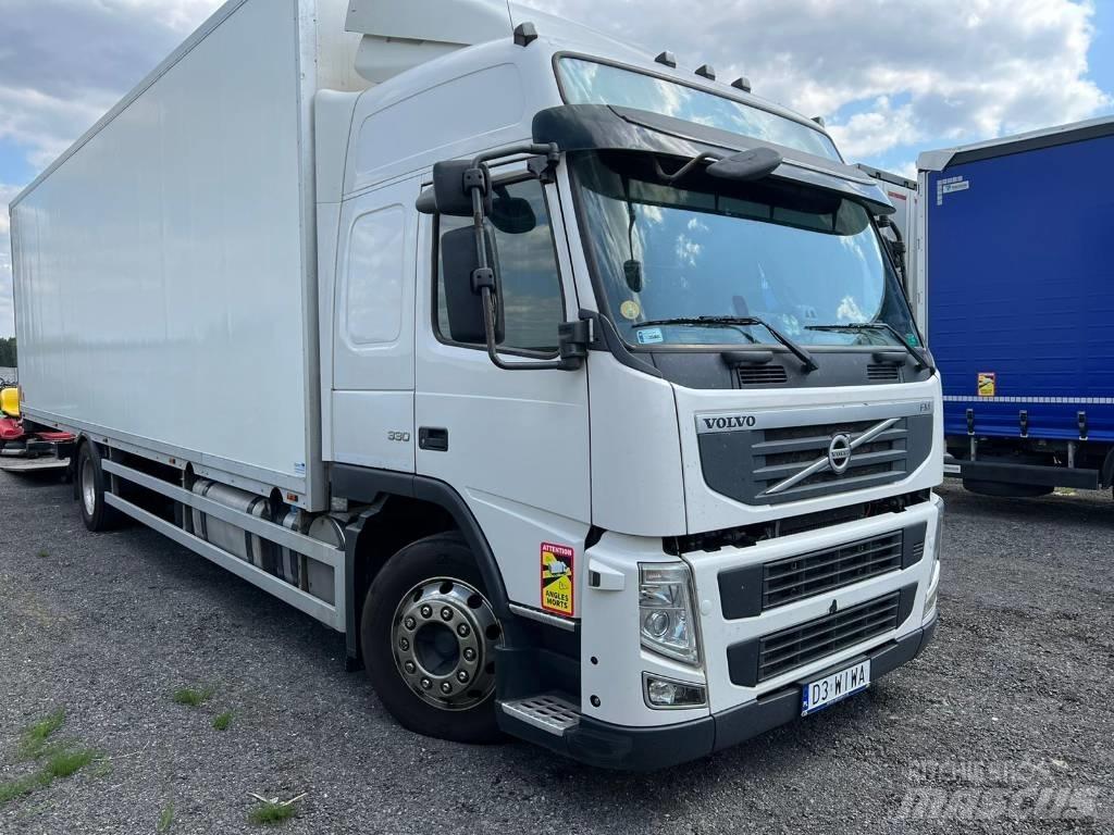 Volvo FM 330 Bakwagens met gesloten opbouw