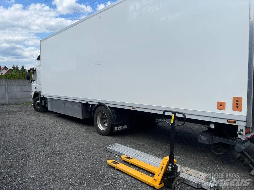Volvo FM 330 Bakwagens met gesloten opbouw