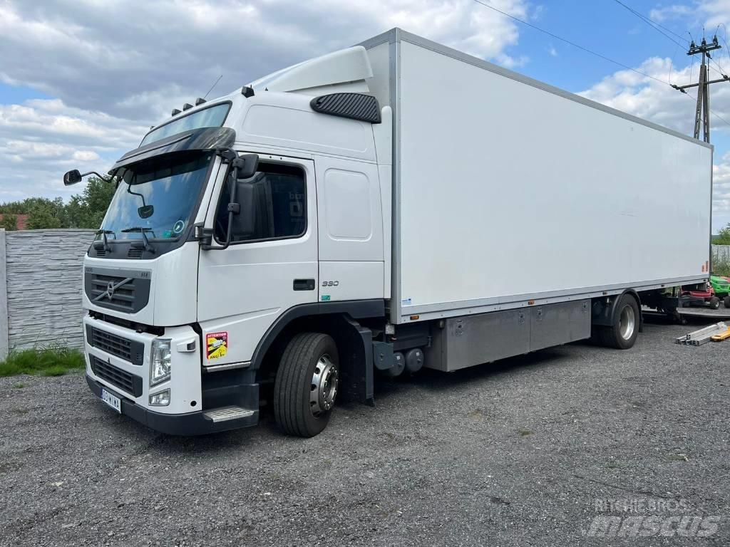 Volvo FM 330 Bakwagens met gesloten opbouw