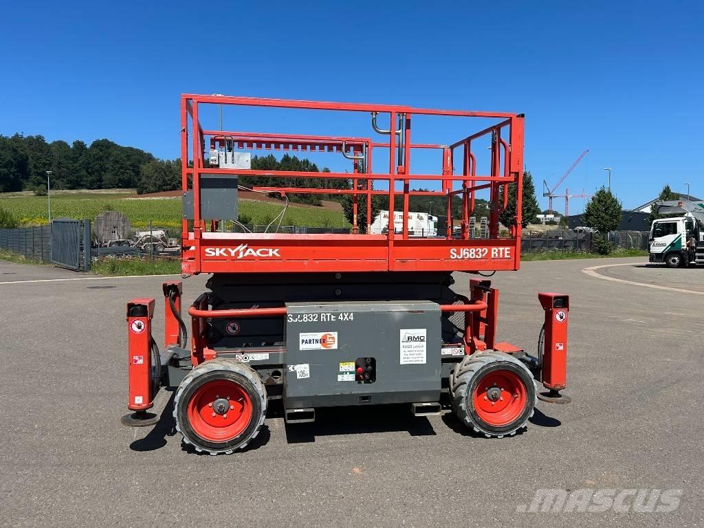 SkyJack SJ 6832 RTE Schaarhoogwerkers