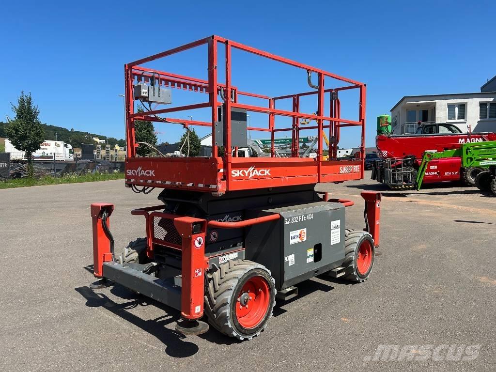 SkyJack SJ 6832 RTE Schaarhoogwerkers
