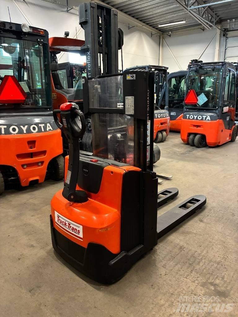 Toyota SWE120L Stapelaar meeloop