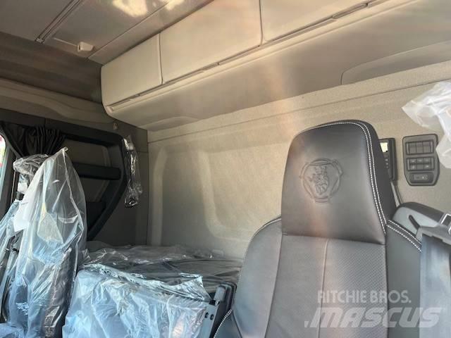 Scania R 560 Vlakke laadvloer met kraan