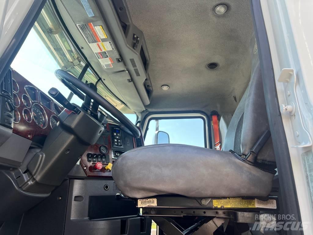 Mack CXU 613 Trekkers