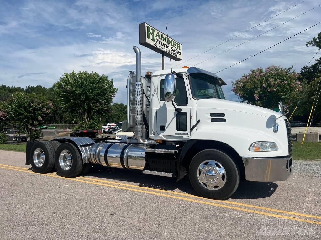 Mack CXU 613 Trekkers