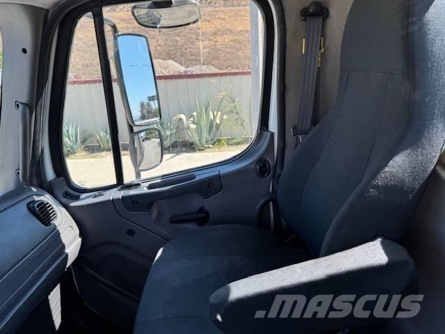 Freightliner M 112 Chassis met cabine