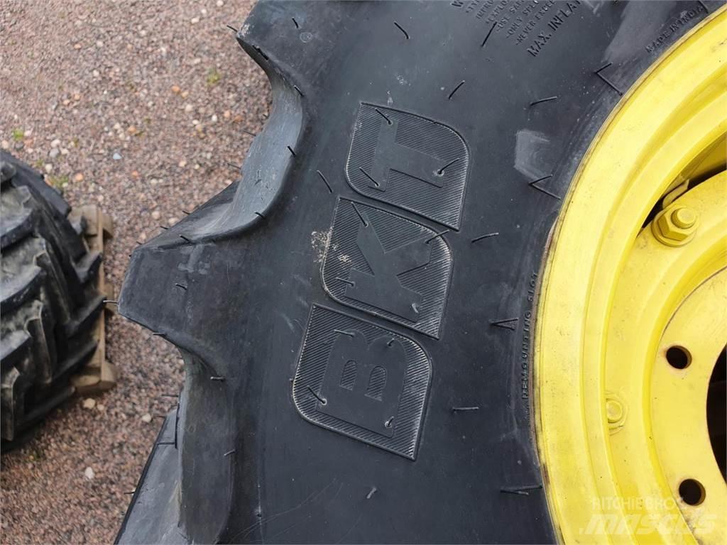 BKT 320/85R20 x2 Banden, wielen en velgen