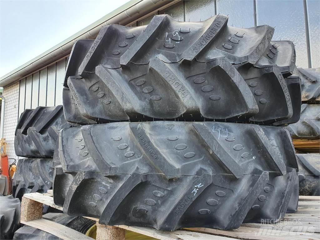 BKT 320/85R20 x2 Banden, wielen en velgen