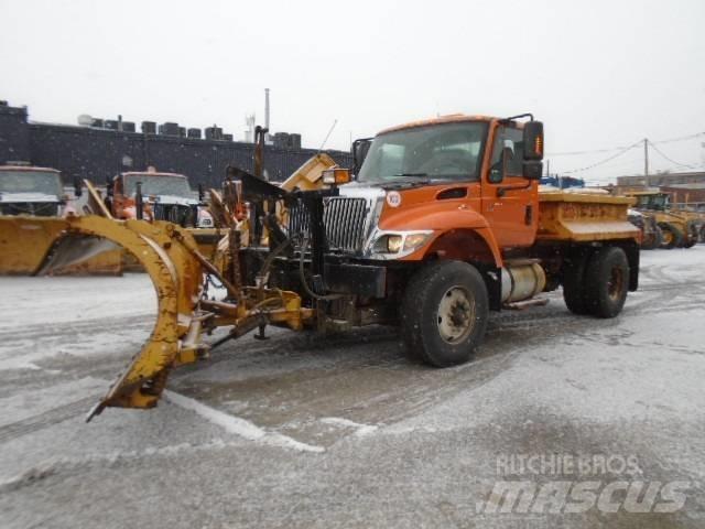 International 7400 Sneeuwschuivers en -ploegen